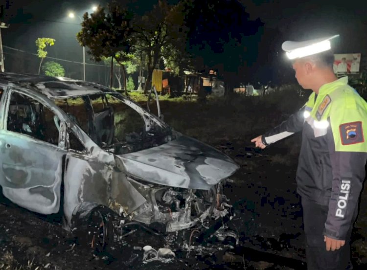 Toyota Innova Terjun ke Parit dan Terbakar di JLS Salatiga, Satlantas Gercep Evakuasi