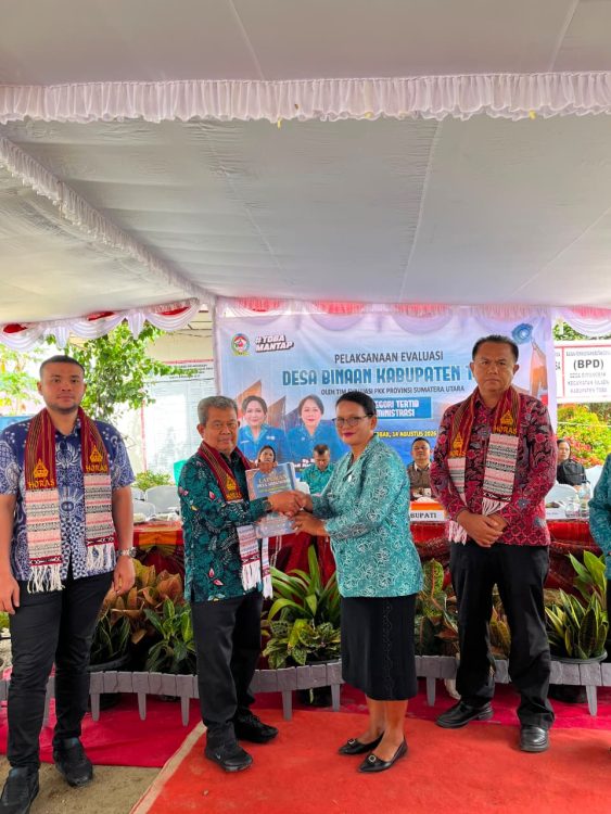 : Digitalisasi tata kelola administrasi perdesaan merupakan langkah krusial dalam mewujudkan organisasi yang efektif, transparan, dan terstruktur hingga tingkat tapak. TP PKK Kabupaten Toba memperkuat tertib administrasi desa binaan, Jumat (14/8/2026).