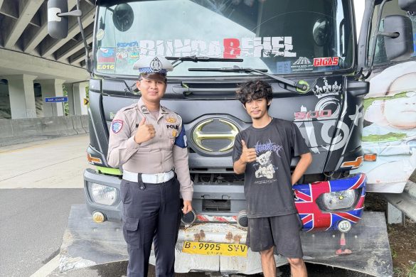 Truk Alami Gangguan di Tol Bocimi, Polantas KARIB Sigap Beri Bantuan