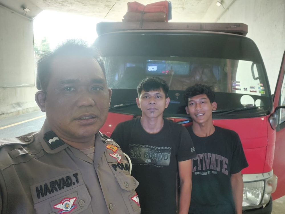 Truk Berhenti di Bahu Jalan Tol Bocimi, PJR Berikan Edukasi ke Pengemudi