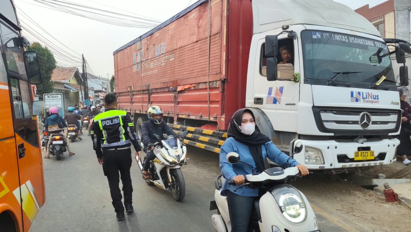 Truk Wing Box Terperosok di Parit, Satlantas Purwakarta Gercep Tangani Arus Lalin