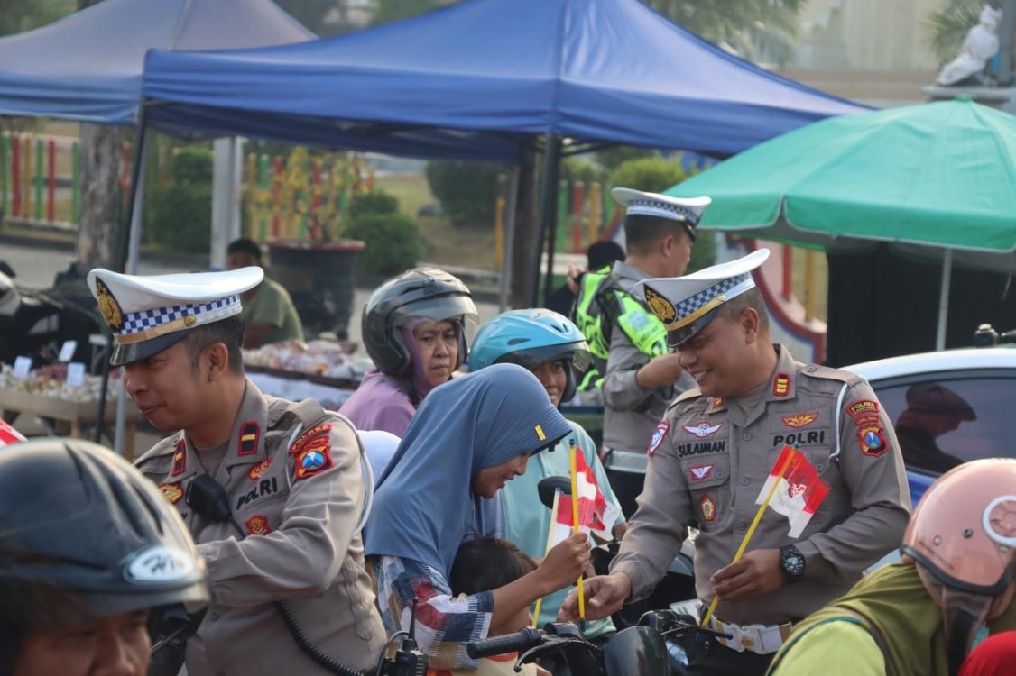 Tumbuhkan Semangat Nasionalisme, Satlantas Sampang Bagikan Bendera Merah Putih ke Pengendara