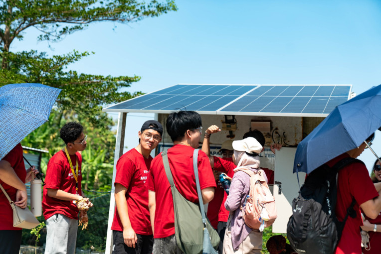 UGM dan NTU Pasang 5 Panel Surya untuk Jalankan Pompa Air dan Penerangan di Dusun Soropadan