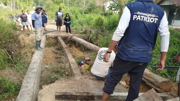 : Pembangunan jembatan di jalur empat Kawasan Transmigrasi Werianggi-Werabur, Kabupaten Teluk Wondama, Papua Barat, kini kembali berfungsi setelah diperbaiki melalui gotong royong Universitas Indonesia (UI), pemerintah, dan masyarakat setempat. (Foto: Dok UI)