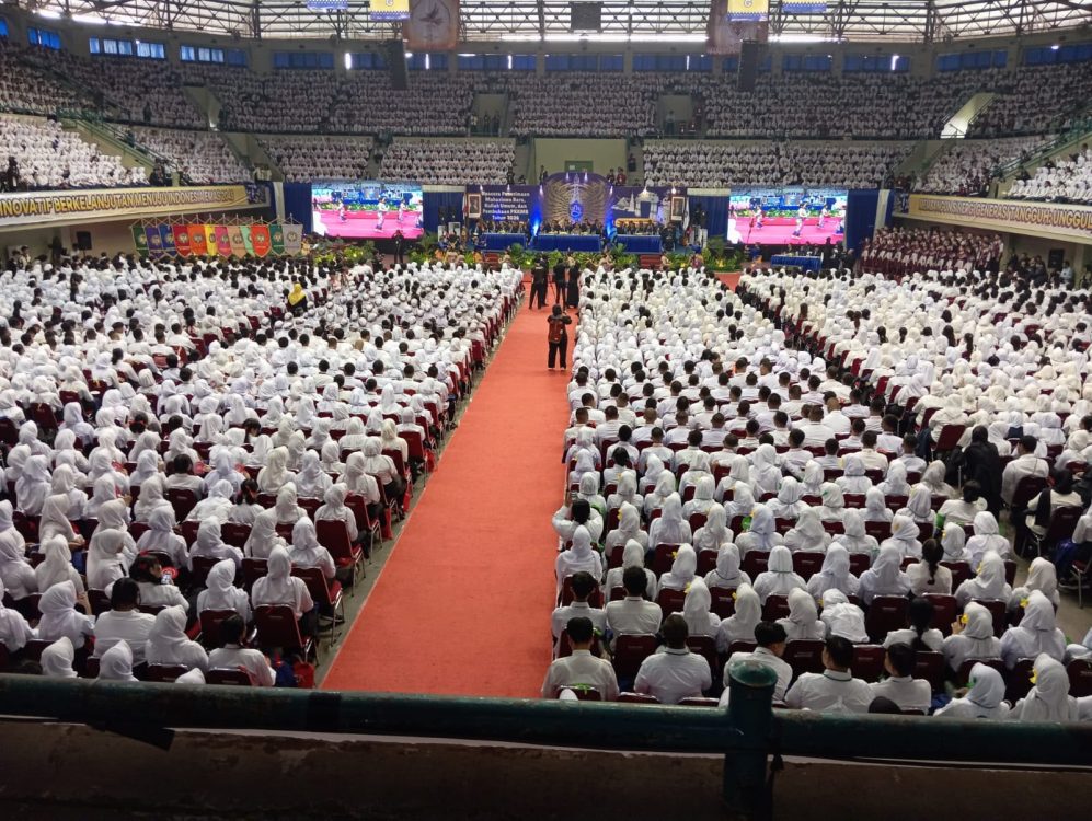 : Penguatan karakter berbasis nilai-nilai budaya lokal serta integrasi ilmu pengetahuan merupakan fondasi utama perguruan tinggi dalam mencetak generasi muda berdaya saing global. UNY resmi menyambut 18.850 mahasiswa baru, Selasa (18/8/2026).
