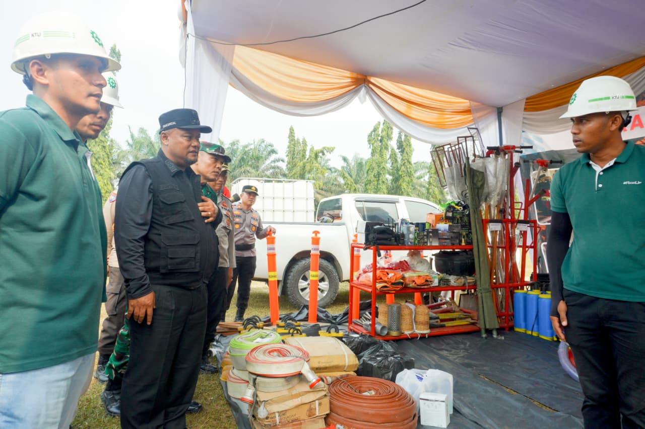 : Wakil bupati Siak Syamsurizal, melakukan pengcekan sapras pendukung pemadaman Karhutla, di PT Kimia Tirta Utama, Koto Gasib, Kamis (27/8/2026)/ (Rahma/MC Siak)