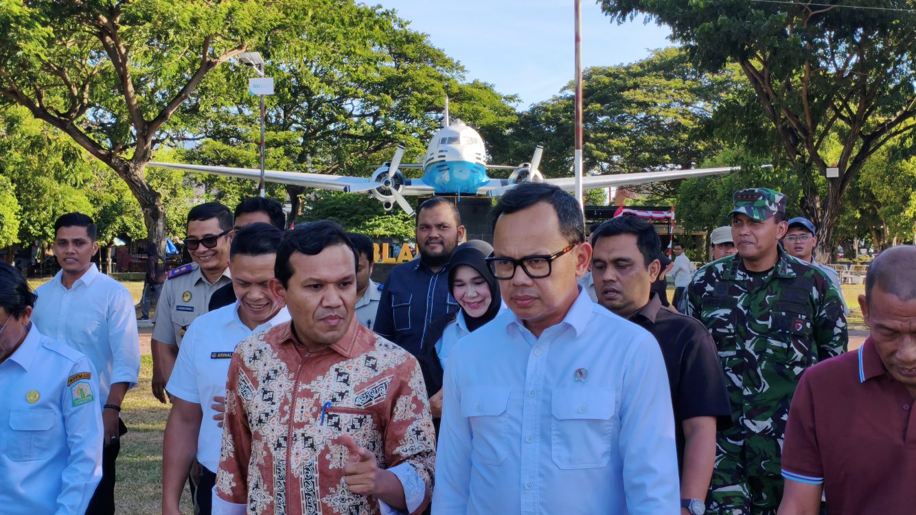 : Wakil Gubernur Aceh Fadhlullah bersama Wakil Menteri Dalam Negeri Bima Arya Sugiarto meninjau langsung Lapangan Blang Padang, Banda Aceh, Rabu (19/8/2026) sore.