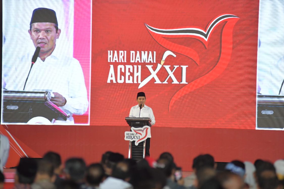 : Wakil Gubernur Aceh Fadhlullah atau Dek Fadh saat menyampaikan sambutan pada peringatan 21 tahun perdamaian Aceh yang digelar Pemerintah Aceh di Gedung Balai Meuseuraya Aceh, Banda Aceh, Sabtu (15/8/2026).