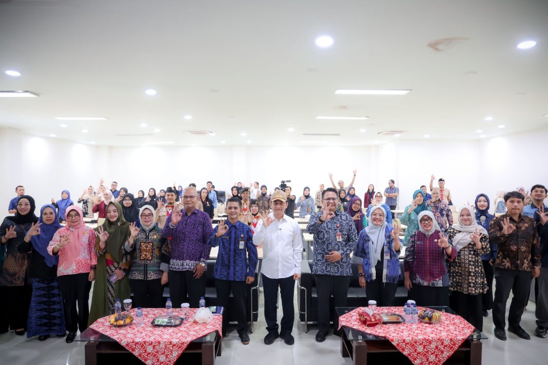 : Wagub Banten, Dimyati di acara Kelas Remaja-Orang Tua Bersahaja: Gen Z Tanpa Minder, bertempat di Aula DP3AKKB Provinsi Banten, Kawasan Pusat Pemerintahan Provinsi Banten (KP3B), Curug, Kota Serang. Kamis (27/8/ 2026)/(Biro Adpimpro Banten)