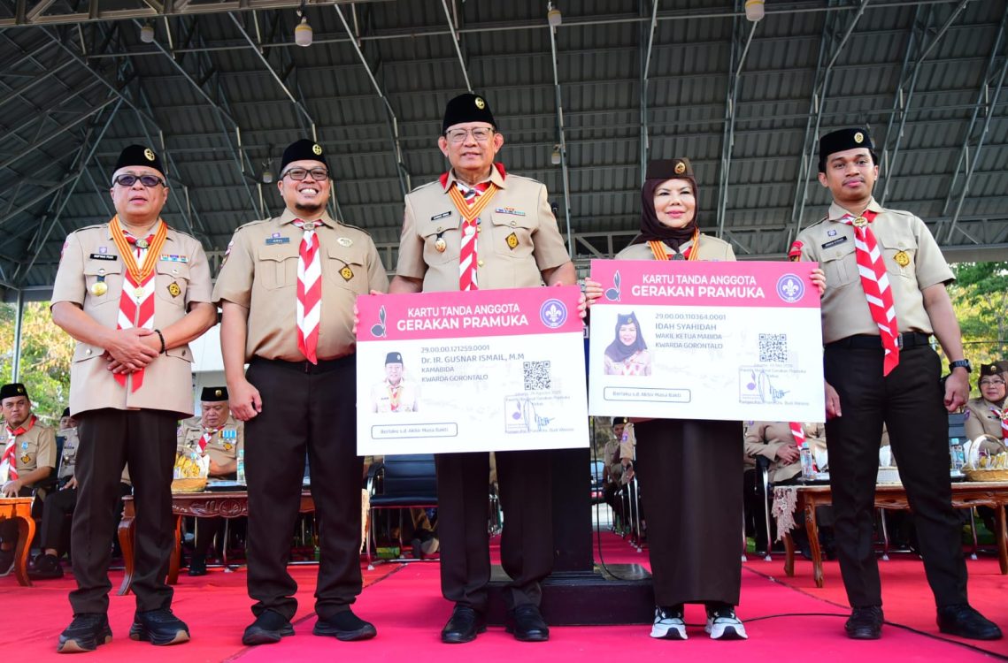 : Gubernur Gorontalo Gusnar Ismail (tengah), bersama Wagub Gorontalo Idah Syahidah Rusli Habibie menerima Kartu Tanda Anggota (KTA) elektronik dari perwakilan pengrus Kwarnas. (Foto – Diskominfotik/Nova).