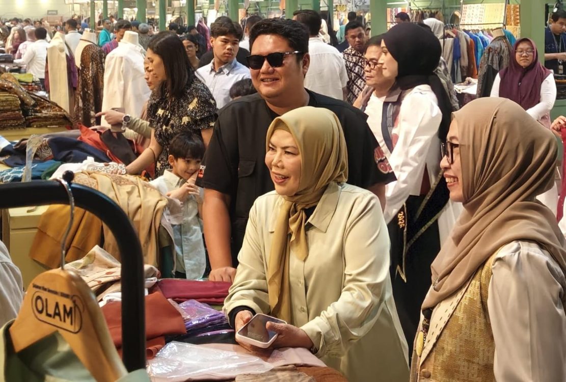 : Wakil Gubernur Gorontalo Idah Syahidah Rusli Habibie saat meninjau stan UMKM Gorontalo binaan Bank Indonesia Perwakilan Gorontalo yang dihadirkan pada ajang Karya Kreatif Indonesia (KKI) 2026 di Jakarta International Convention Center (JICC), Sabtu, (22/8/2026). Foto – ADC.