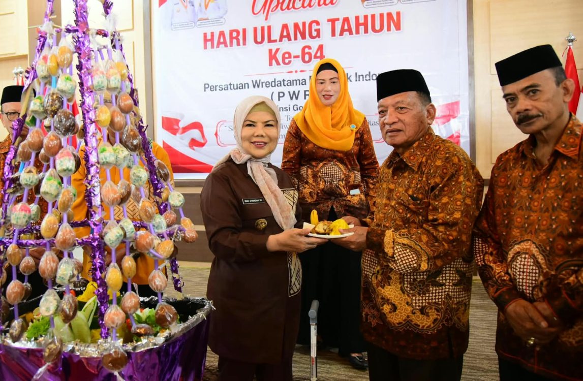 : Wakil Gubernur Gorontalo Idah Syahidah Rusli Habibie (kiri), bersama Ketua PWRI Provinsi Gorontalo pada Upacara Hari Ulang Tahun (HUT) ke-64 Persatuan Wredatama Republik Indonesia (PWRI) Provinsi Gorontalo, yang berlangsung di Aula Rumah Jabatan Wagub, Sabtu (29/8/2026). Foto – Diskominfotik/Nova