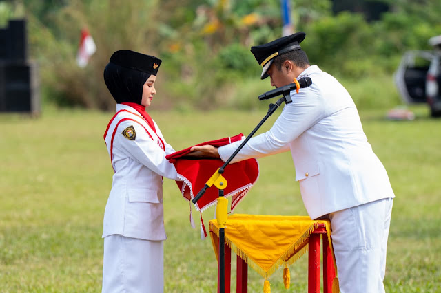 : Wagub Vasko bertindak sebagai inspektur upacara HUT RI ke-81 di Kamang Baru, Kabupaten Sijunjung, Senin (17/8/2026). (foto: MC Sumbar)