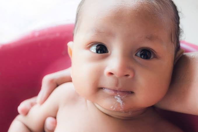 Wajar atau Bahaya? Kenali 5 Penyebab Gumoh pada Bayi