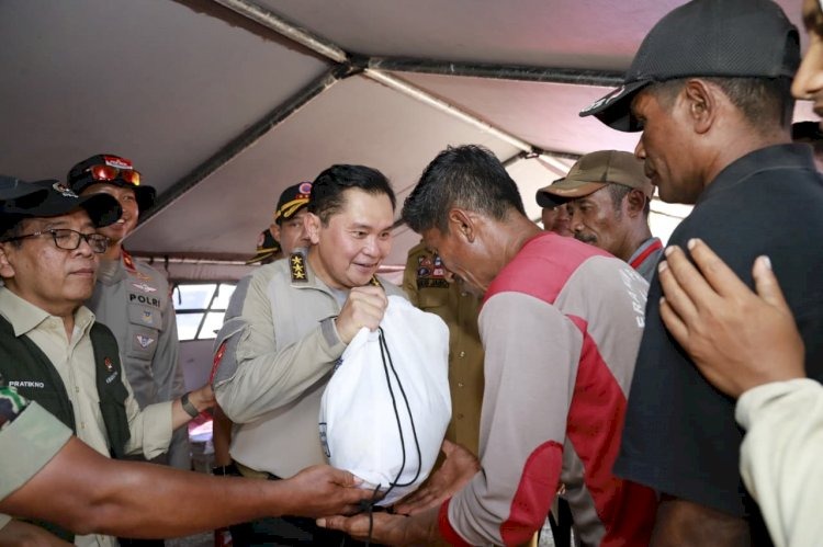 Wakapolda NTT Dampingi Astamaops Kapolri Tinjau Posko Pengungsian Korban Gempa di Reo