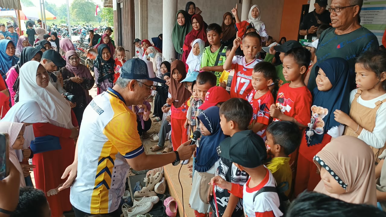: Wabup HSU Hero Setiawan membaur dengan masyarakat di kegiatan jalan santai yang digelar Pemerintah Desa Pangkalan Sari, Kecamatan Sungai Pandan, Kabupaten Hulu Sungai Utara (HSU) dalam rangka memeriahkan Hari Ulang Tahun Republik Indonesia ke 81, Selasa (25/8/2026).
