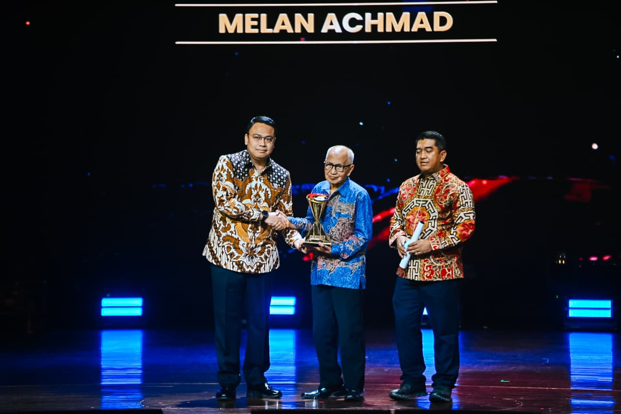 : Wakil Menteri Komunikasi dan Digital, Angga Raka Prabowo saat memberikan penghargaan kategori Satria SDM Emas pada perayaan HUT Garuda TV Ke-3 di Teater Besar Taman Ismail Marzuki, Jakarta Pusat. (Foto: Humas Kemkomdigi)