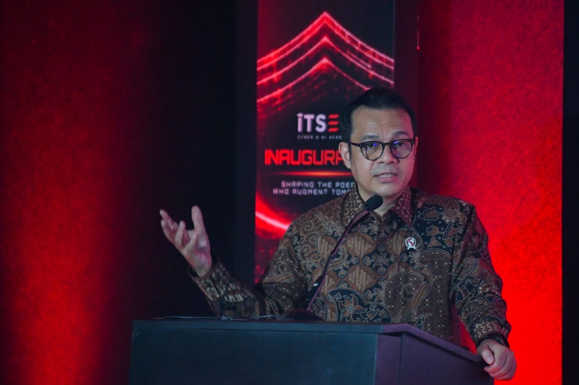 : Wamenkomdigi Nezar Patria menjadi pembicara dalam ITSEV Cyber dan AI Academy Grand Launching di Noble House, Mega Kuningan, Jakarta Selatan. (foto: Humas Kemkomdigi)