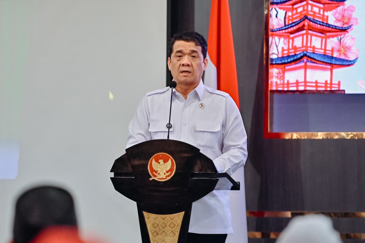 : Wakil Menteri Desa dan Pembangunan Daerah Tertinggal (Wamendes PDT) Ahmad Riza Patria menghadiri kegiatan Kolaborasi dan Dukungan ICMI DKI Jakarta untuk Jakarta dan Indonesia yang bertema “Masyarakat Siap Belajar dari Jepang untuk Kesiapsiagaan Indonesia “di Operational Room Kemendes PDT. (foto: Humas Kemendes PDT).