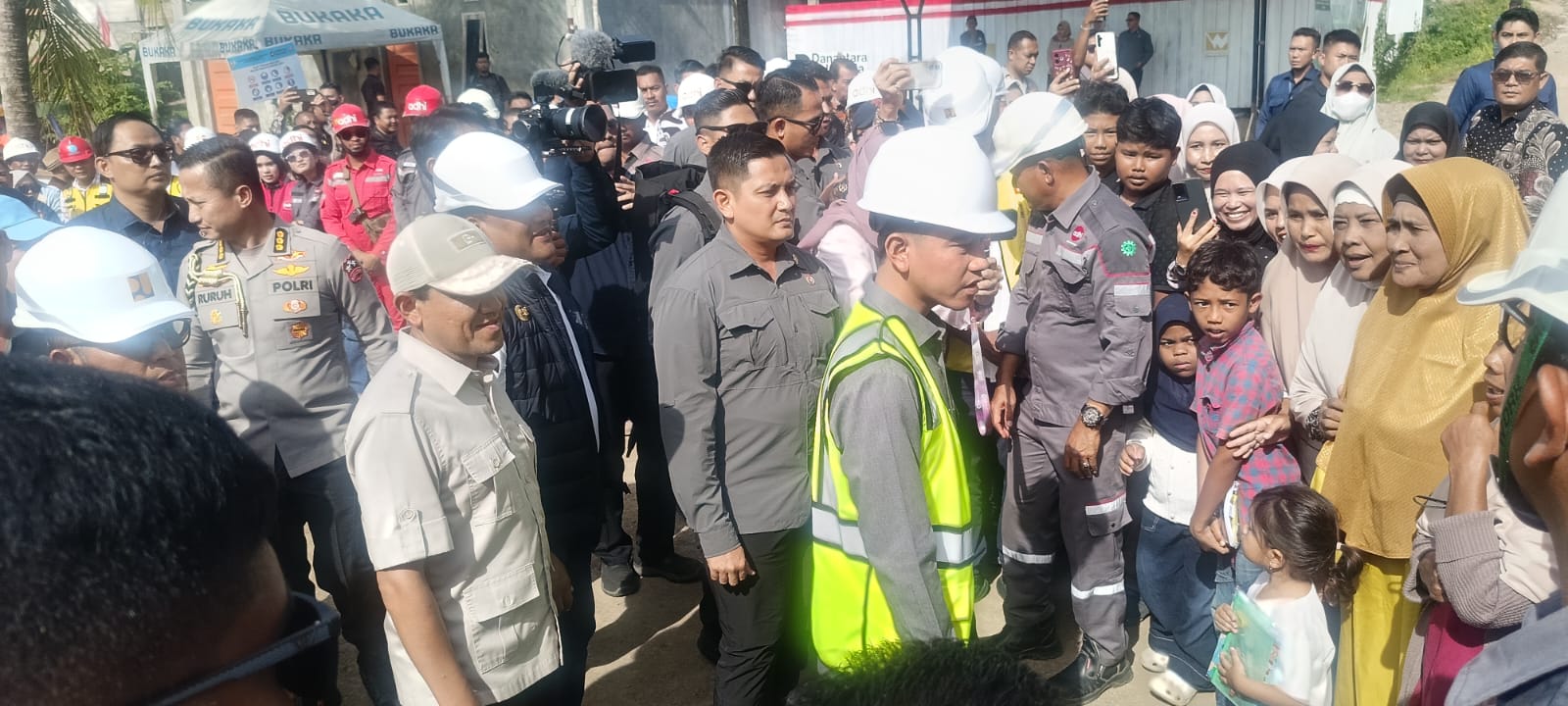 : Wakil Presiden Republik Indonesia, Gibran Rakabuming Raka, saat berdialog dengan korban terdampak bencana hidrometeorologi di Aceh, Kamis (6/8/2026).