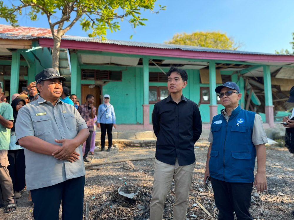 : Wakil Presiden Republik Indonesia Gibran Rakabuming Raka bersama Wakil Menteri Pendidikan Dasar dan Menengah (Wamendikdasmen) Atip Latipulhayat mengunjungi sejumlah lokasi terdampak gempa di Kabupaten Manggarai, Nusa Tenggara Timur, Minggu (23/8/2026). (Foto: Dok Kemendikdasmen)