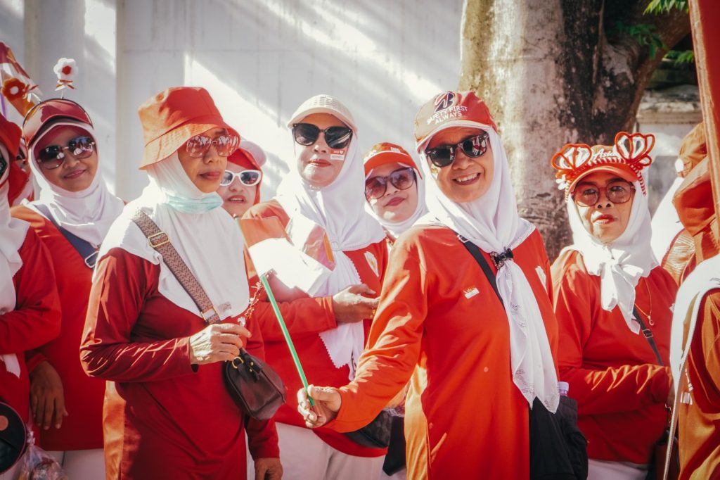 : Ibu-ibu Bunda Seroja mengikuti jalan santai dalam rangka memeriahkan HUT ke-81 Kemerdekaan RI. Foto: Mc.Banjarbaru