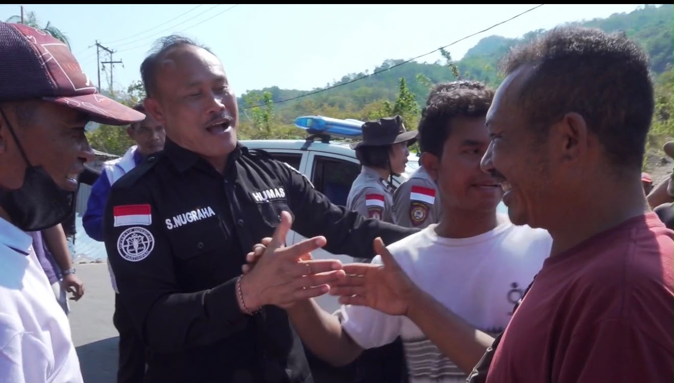 Warga Blokade Jalan di Wae Pesi, Polisi Pilih Dengarkan Keluhan dan Redakan Kekecewaan
