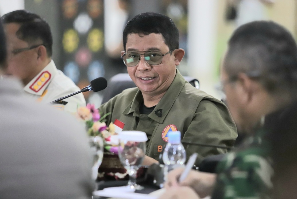 : Kepala BNPB Letjen TNI Suharyanto menyampaikan arahan dalam Rapat Koordinasi Penanganan Darurat Gempabumi M 7,7 Flores di Kantor Bupati Manggarai Barat, Nusa Tenggara Timur, Minggu (16/8/2026). (Dok. BNPB).