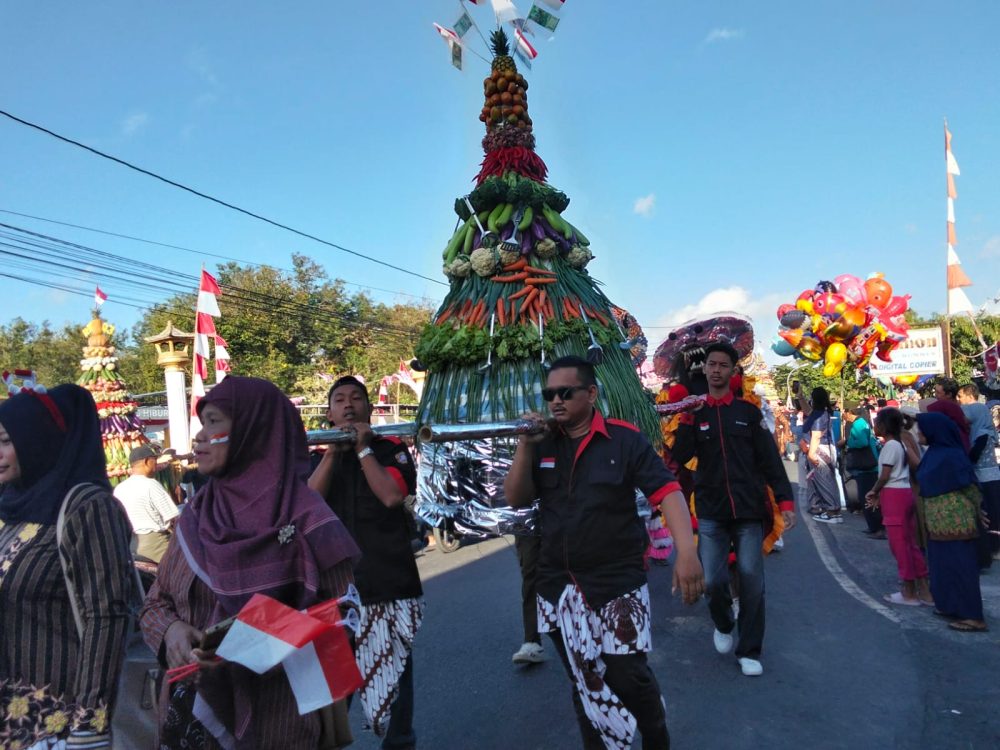 : Pelestarian adat budaya dan penguatan rasa syukur atas hasil bumi merupakan sarana edukasi krusial dalam merawat kearifan lokal serta mempererat kebersamaan masyarakat pedesaan. Warga Jragung Sleman adakan Kirab Budaya, Selasa (25/8/2026).