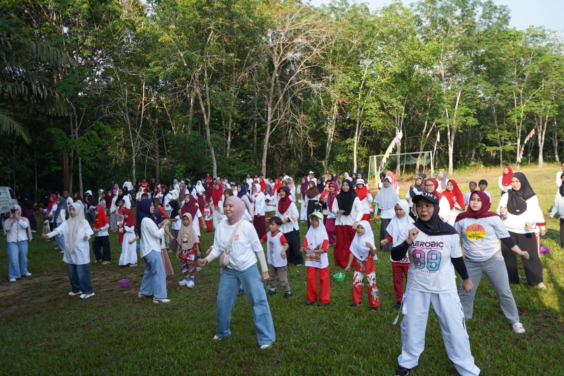 : Senam sehat warnai semarak HUT ke-81 RI di Desa Muara Jaya, Awayan, Kabupaten Balangan.- Foto: Mc.Balangan