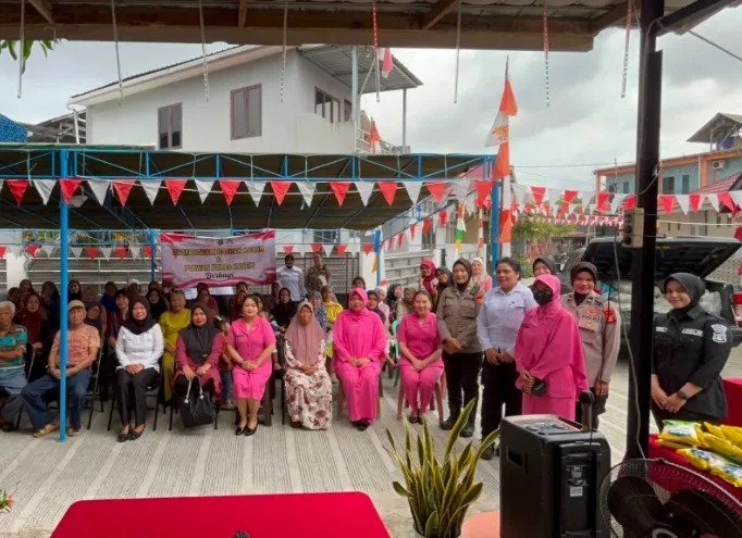 Wujud Aksi Kepedulian Sosial, Polwan Polda Kaltim bersama Bhayangkari Salurkan Bantuan Sembako untuk Masyarakat