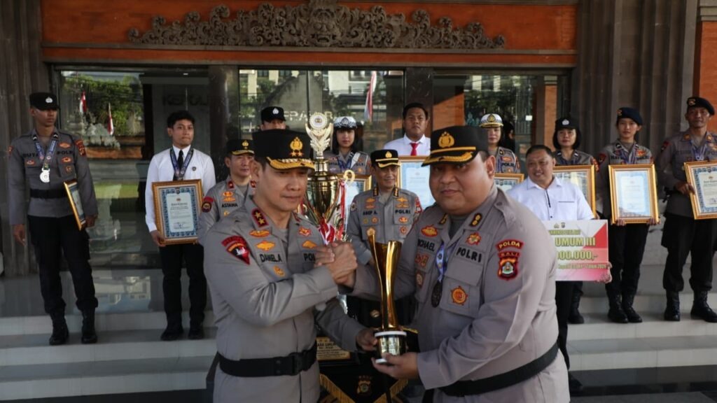 Wujud Apresiasi dan Motivasi, Kapolda Bali Berikan Penghargaan kepada Satker dan Personel Berprestasi