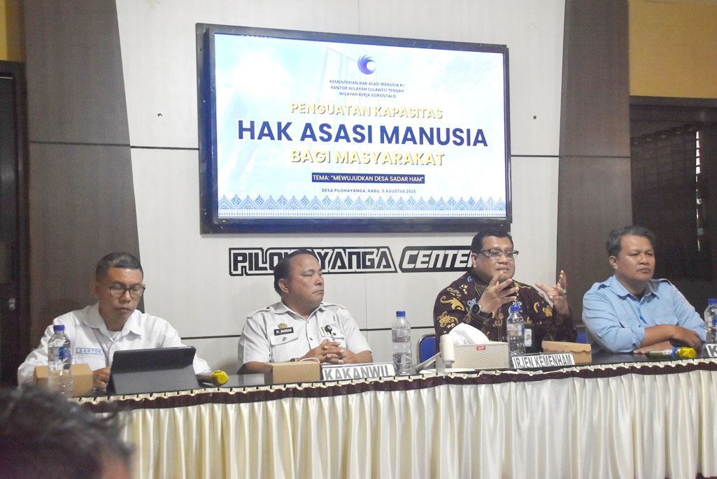 : Inspektur Jenderal (Irjen) KemenHAM RI, Dr. Farid Junaedi didampingi Kakanwil KemenHAM Sulawesi Tengah, Mangatas Nadeak, dan Korwilker Gorontalo, Sarton Dali hadir menyapa langsung warga Desa Pilohayanga, Kecamatan Telaga, Kabupaten Gorontalo pada kegiatan Penguatan Kapasitas Hak Asasi Manusia bagi Masyarakat, di Aula Kantor Desa setempat, Rabu (05/08/2026). (F.AKP-KemenHAM)
