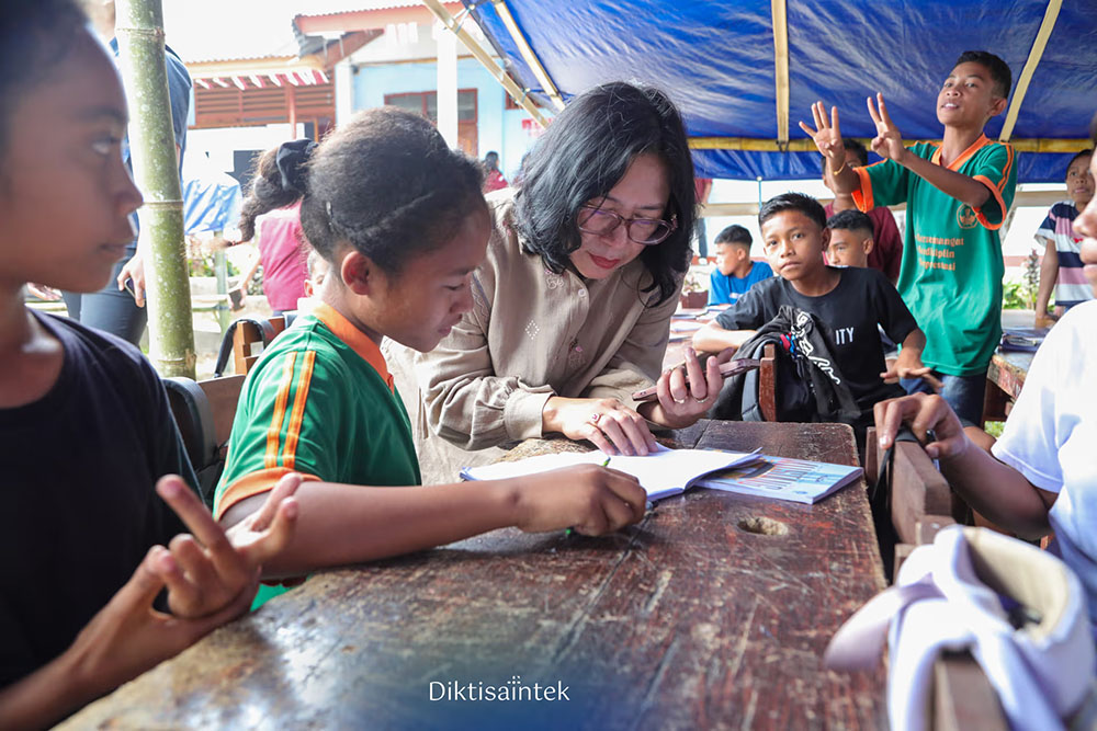 : Komisi X DPR RI dan Kementerian Pendidikan Tinggi, Sains, dan Teknologi (Kemdiktisaintek) saat melakukan kunjungan kerja spesifik ke Unika Santu Paulus Ruteng. (Foto: Dok Kemdiktisaintek)