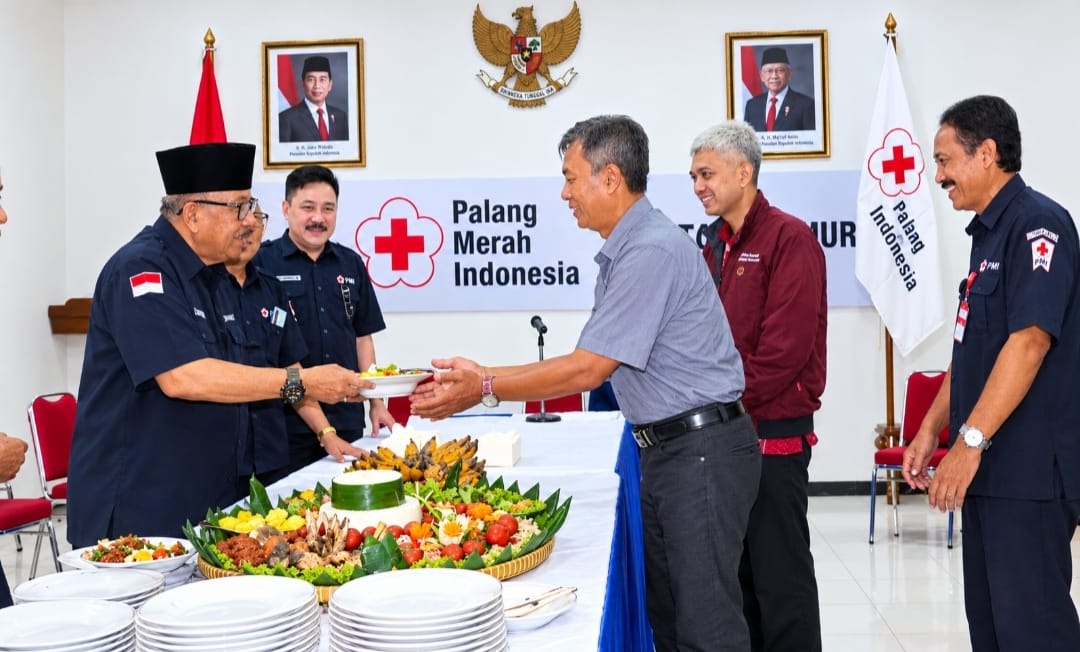 : Dua pendonor asal Jawa Timur mendapat kesempatan menunaikan ibadah umrah melalui program penghargaan Palang Merah Indonesia (PMI) Pusat. - Foto: Mc. Jatim