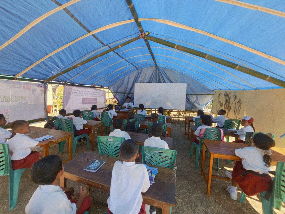 : Ribuan sekolah di Flores, Nusa Tenggara Timur (NTT), masih menjalankan pembelajaran dalam kondisi darurat setelah gempa bumi bermagnitudo 7,7 mengguncang wilayah tersebut. (Foto: Dok Kemendikdasmen)