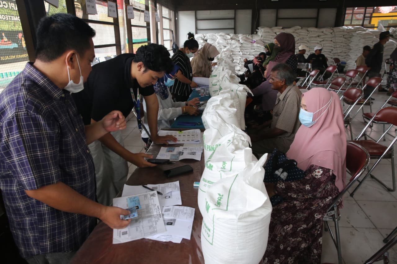: Sebanyak 2.711 keluarga penerima manfaat di Kelurahan Pahandut, Kecamatan Pahandut, Kota Palangka Raya menerima bantuan pangan beras dari Cadangan Pangan Pemerintah (CPP), Selasa (15/9/2026). - Foto: Mc.Palangka Raya