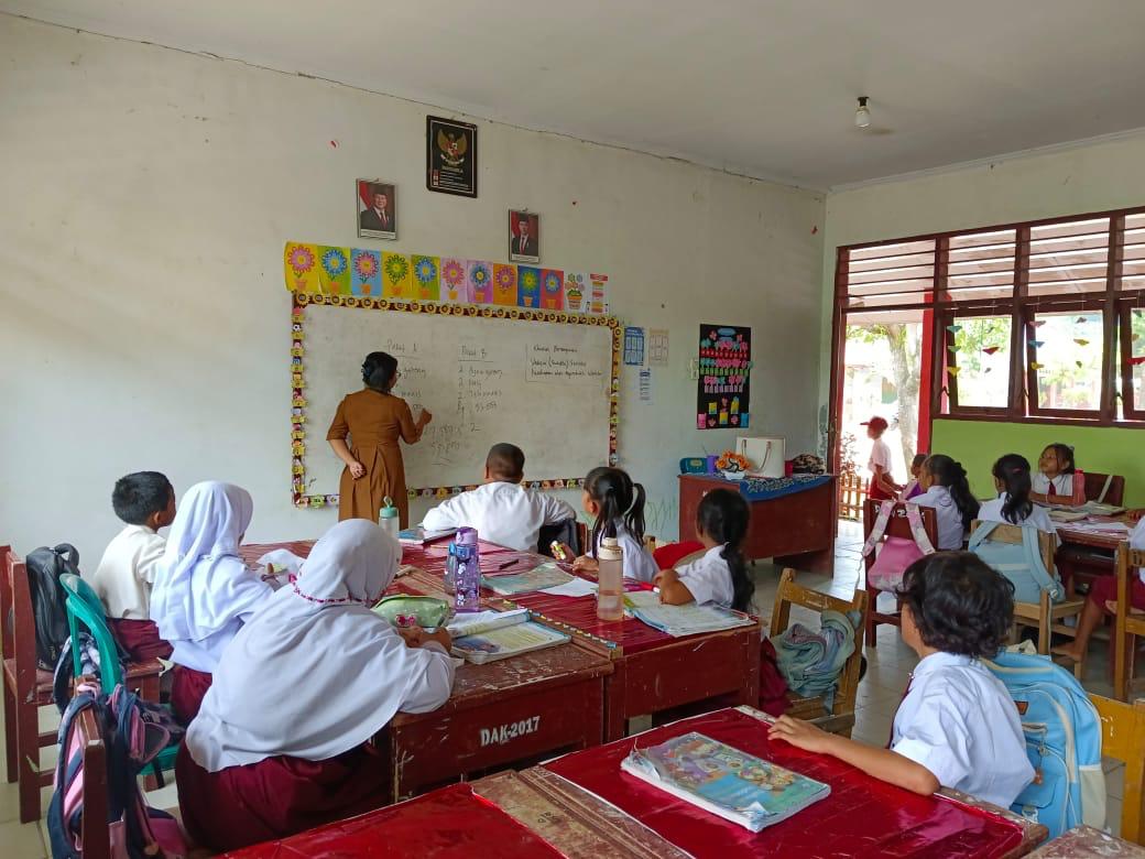 : Ilustrasi seorang guru sedang mengajar muridnya di dalam kelas.(Foto: Dok Kemendikdasmen)