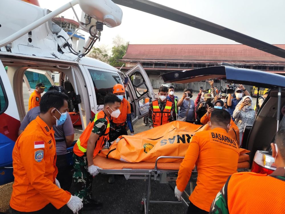 30 Mil Laut Dari Darat, Helikopter Polri Evakuasi Jenazah Korban KM Virgo Transport 8