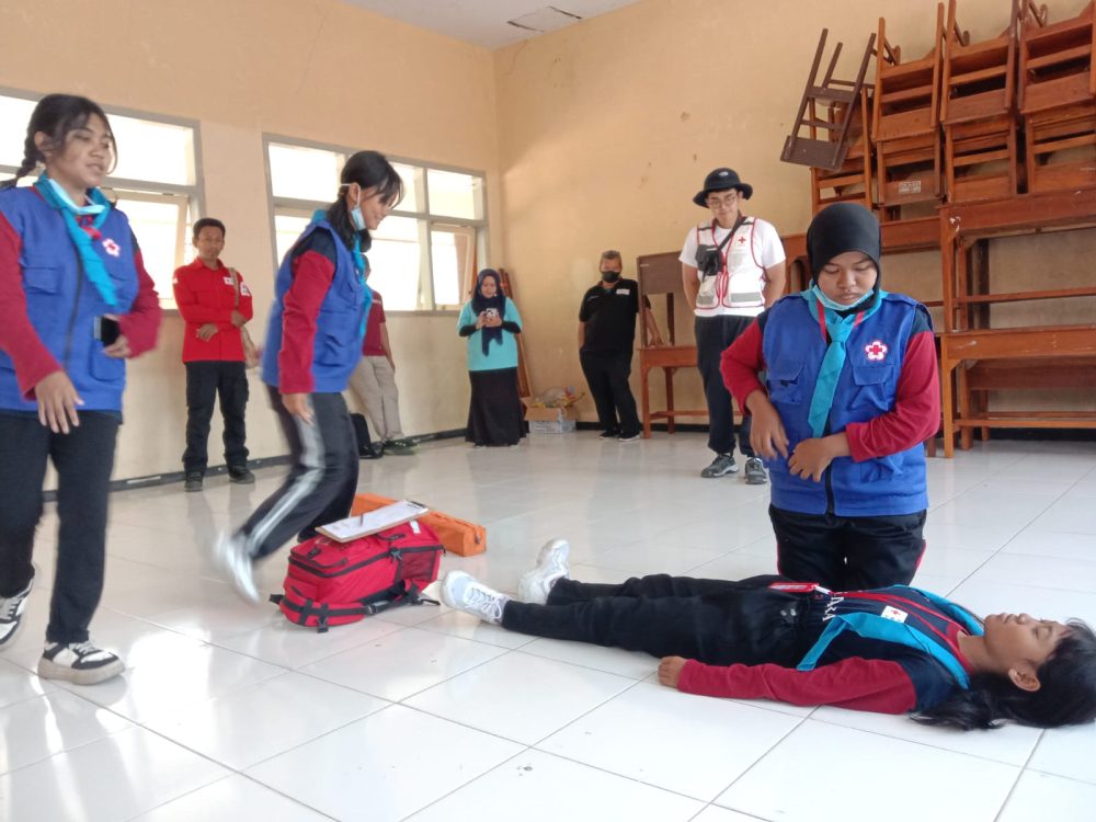 : Ajang Abhinaya 2026 di SMK N 1 Jember mendapat perhatian dari relawan Japanese Red Cross Society (JRCS) atau Palang Merah Jepang. - Foto: Mc.Jatim