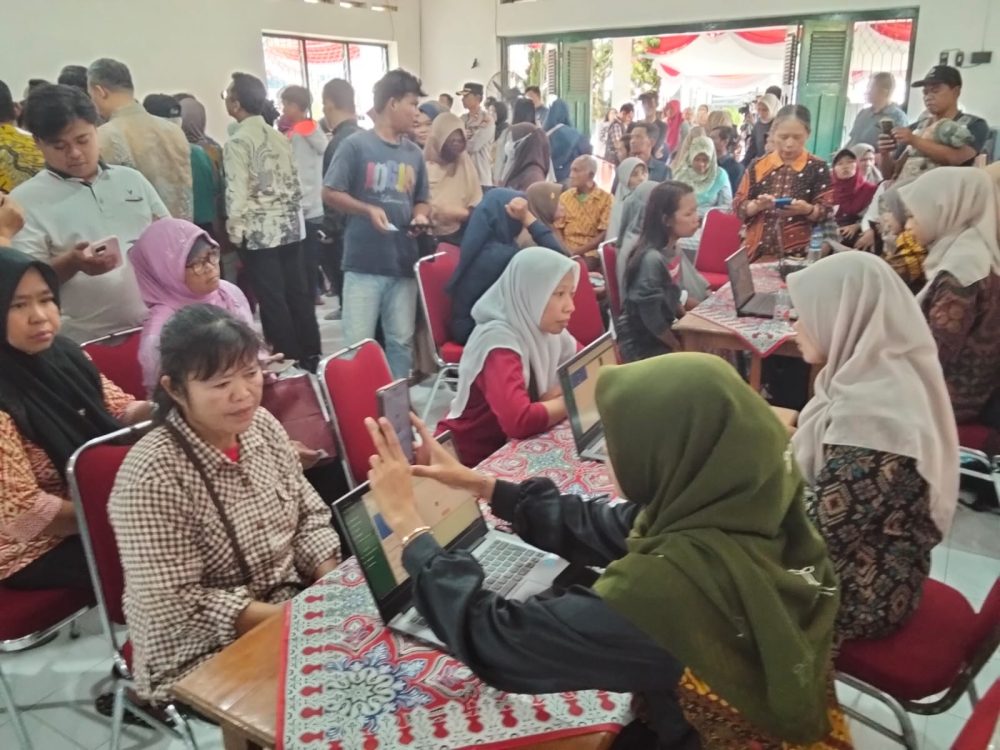 : Kemudahan akses dokumen administrasi tanpa perlu fotokopi fisik menjadi pilar penting dalam mewujudkan tata kelola kependudukan yang efisien dan terintegrasi. Pemkal Donoharjo menggelar layanan jemput bola IKD, Kamis (13/8/2026).