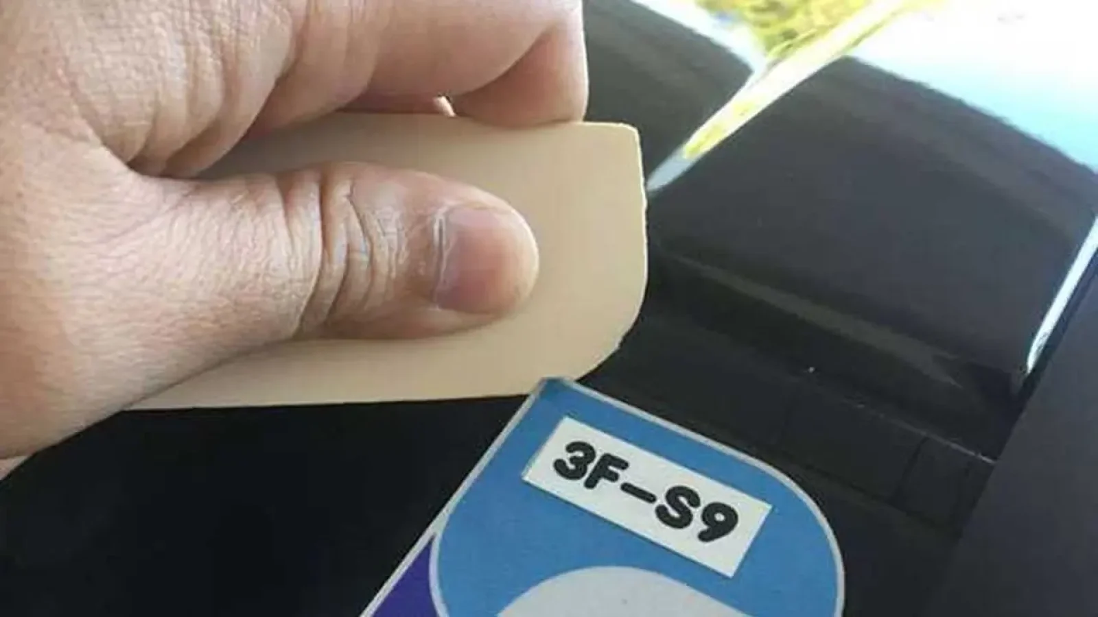 5 Cara Membersihkan Lem Stiker di Kaca Mobil Tanpa Merusak Permukaan