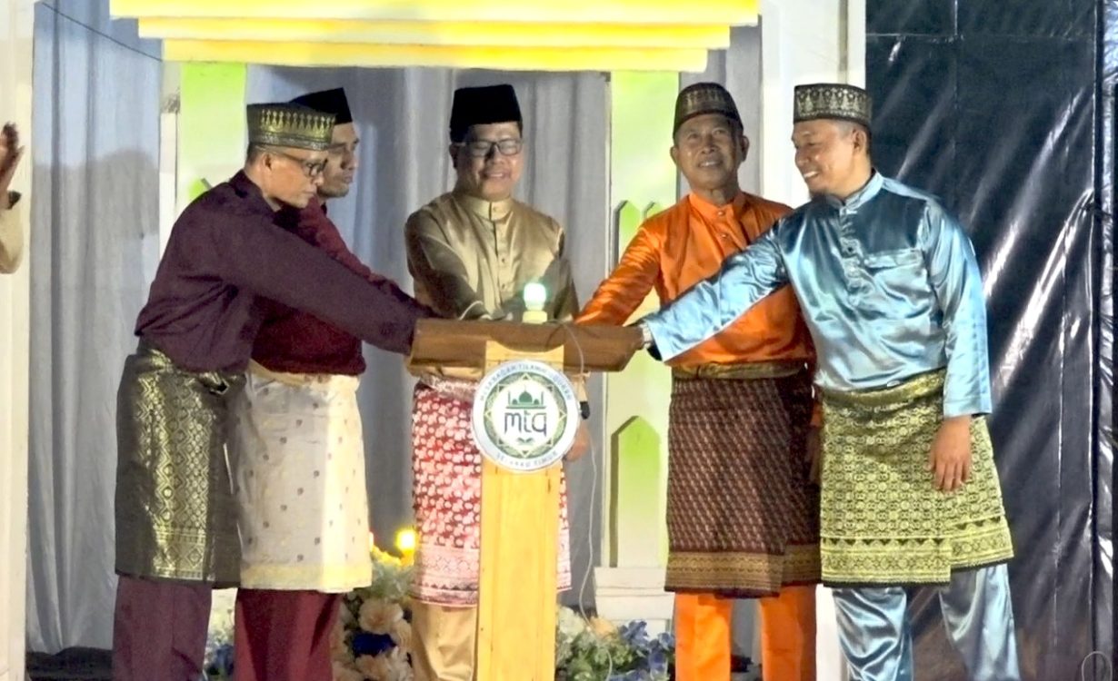: Bupati Sambas, Satono, (tengah) menegaskan komitmennya untuk terus mendukung kegiatan keagamaan sebagai pilar utama pembangunan daerah saat membuka pelaksanaan MTQ ke - X Tingkat Kecamatan Selakau Timur di Desa Selakau Tua. (foto: MC Sambas)