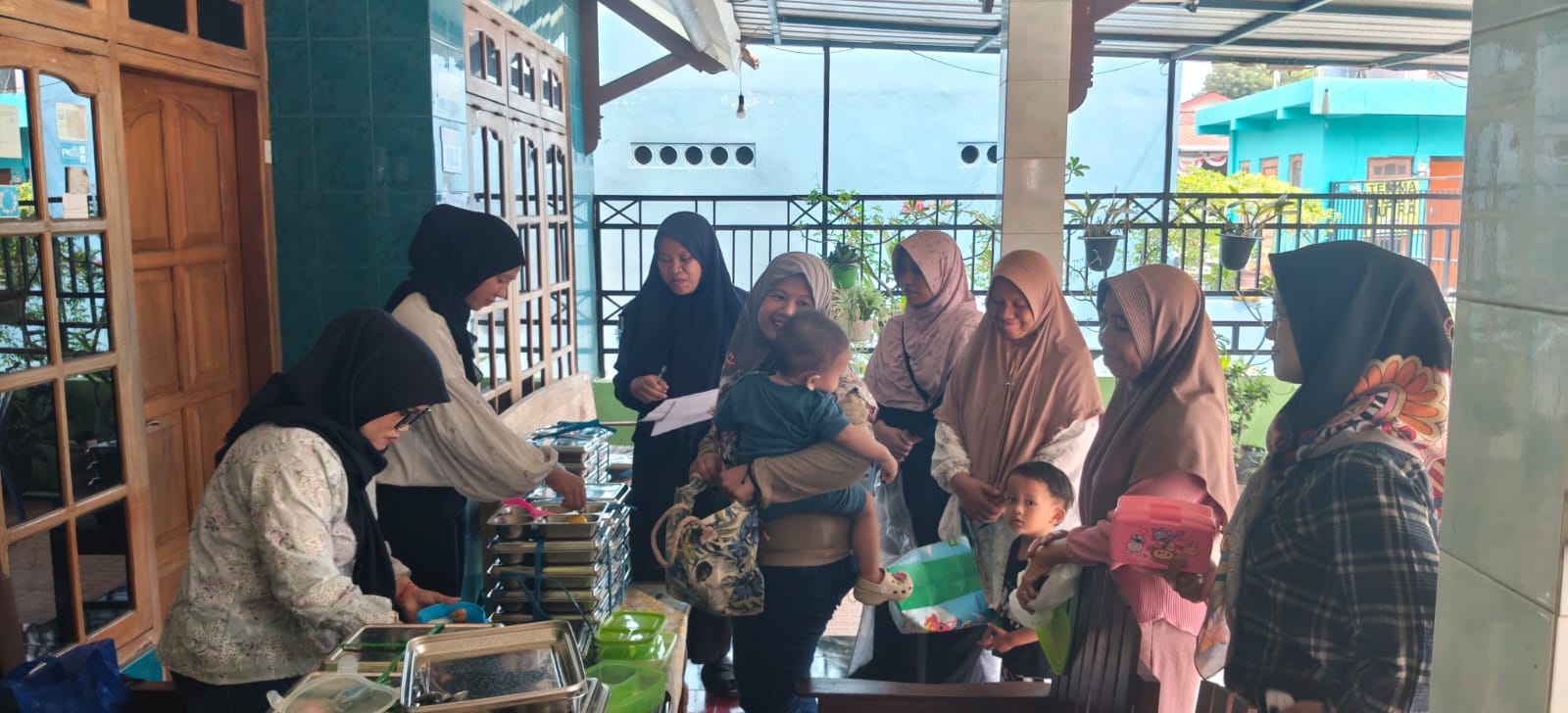 : Pemenuhan asupan gizi seimbang bagi ibu hamil, ibu menyusui, dan anak usia balita merupakan faktor penentu utama dalam menjaga kesehatan keluarga serta menekan risiko stunting. Sebanyak 72 penerima manfaat di Condongcatur peroleh pasokan gizi gratis, Rabu (19/8/2026).
