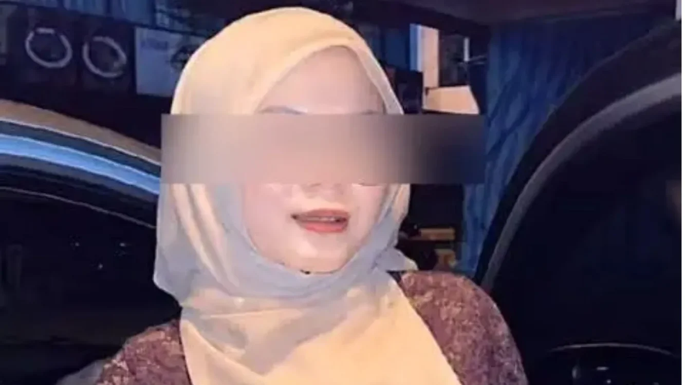 Dee Syumil viral usai tampil menggoda dalam balutan kebaya ungu yang pamer lekuk tubuh memikat