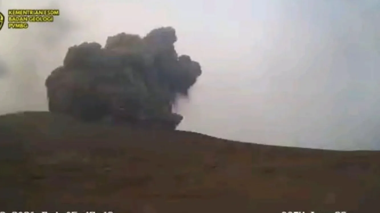 Gunung Anak Krakatau Erupsi Keluarkan Lava Air Mancur, Wisatawan Diminta Menjauh