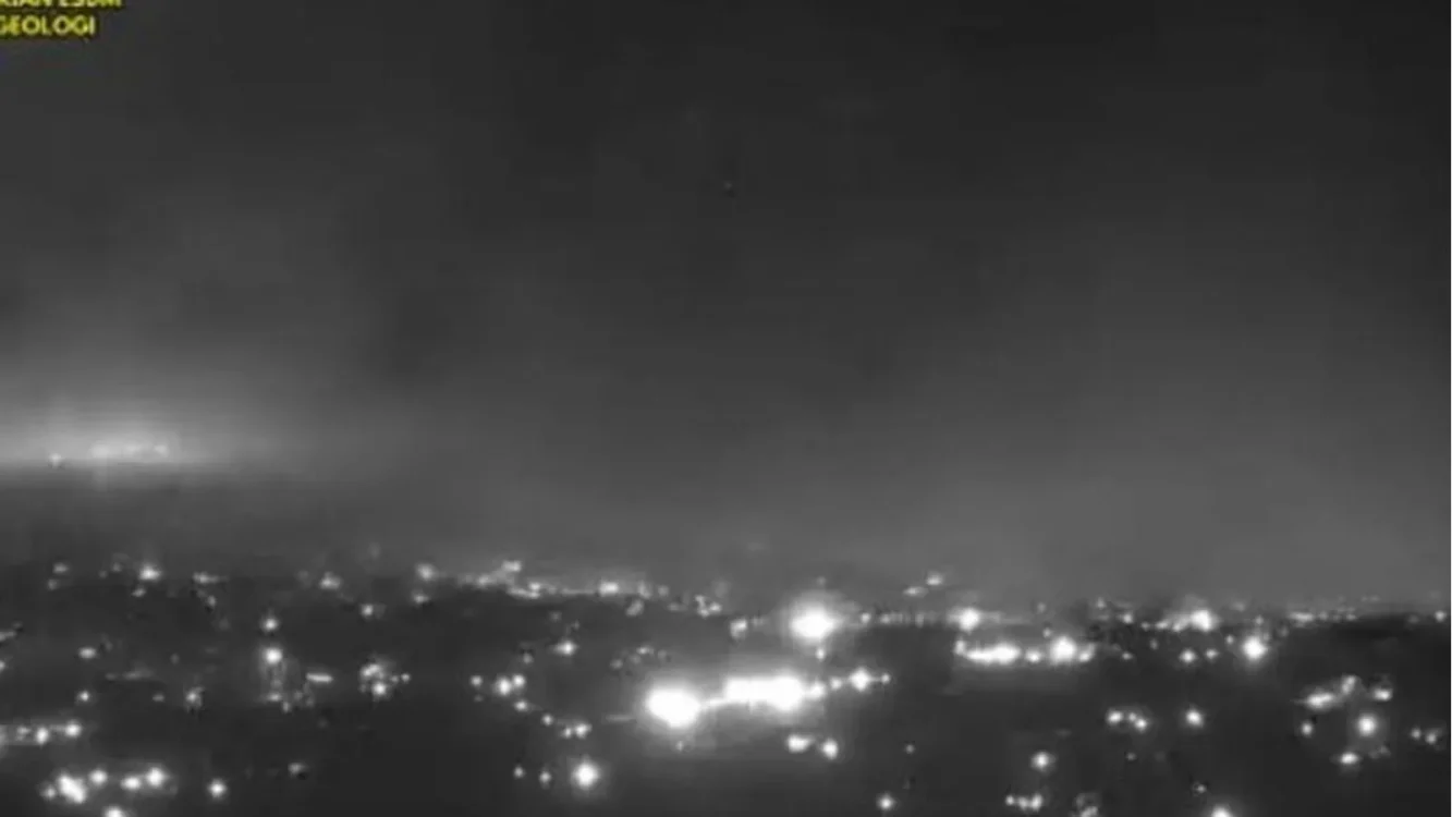 Gunung Anak Krakatau erupsi