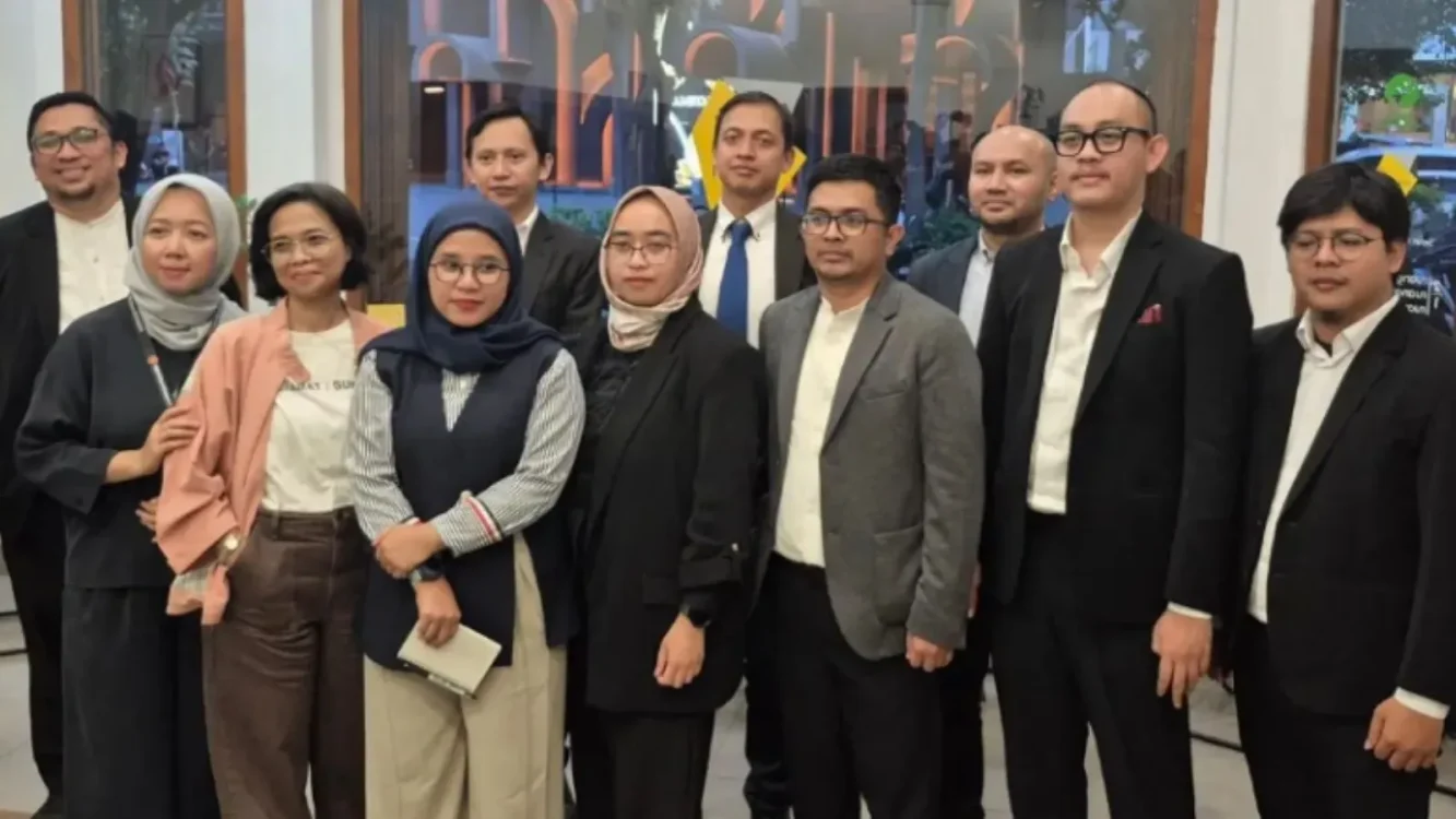 Kabinet Bayangan Indonesia dipelopori pakar hukum tata negara Feri Amsari bersama Ahmad Jilul QF dari Masyarakat Transparansi Indonesia