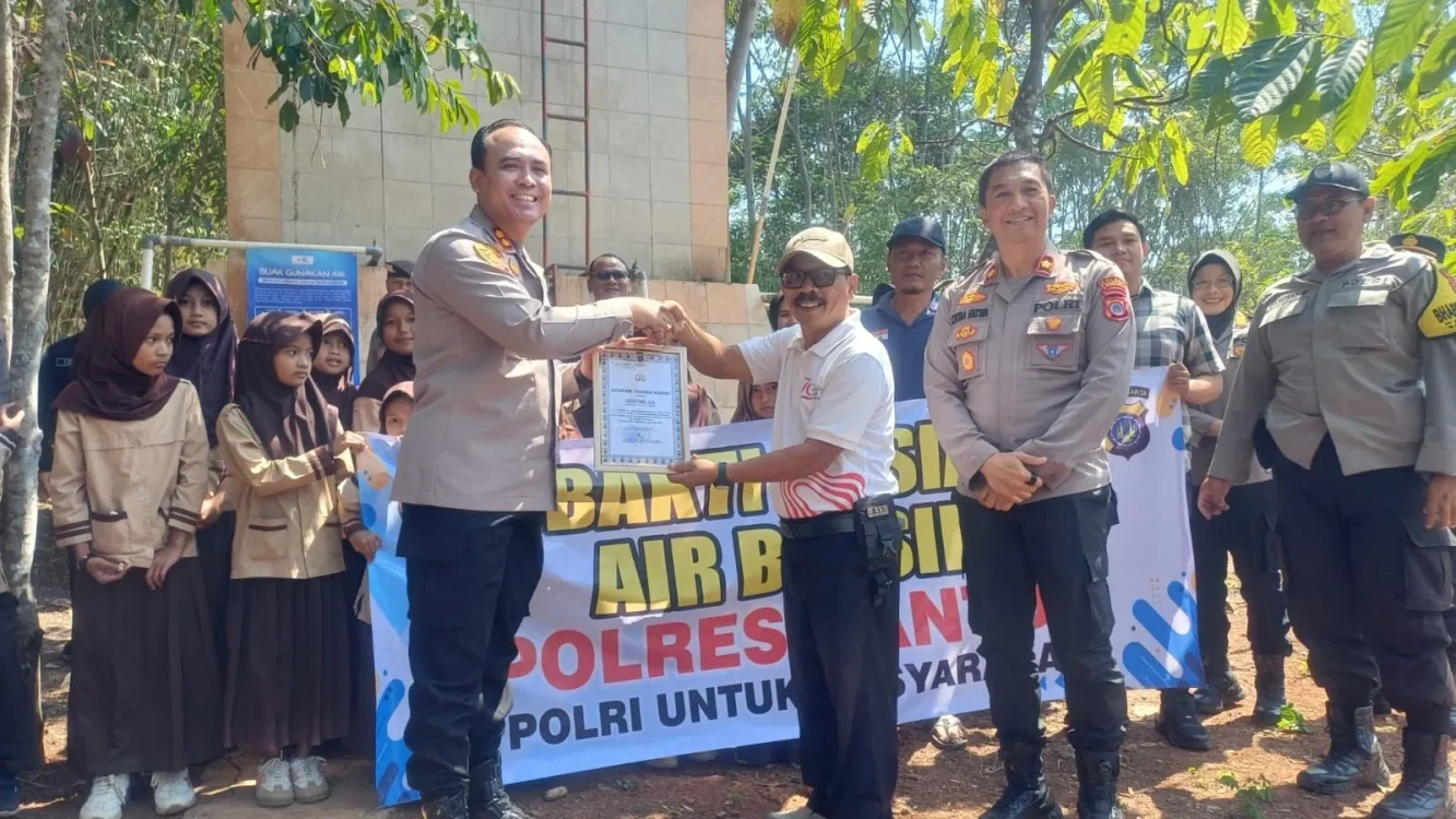 Kapolres Bantul AKBP Bayu Puji Hariyanto menyerahkan bantuan secara simbolis kepada perwakilan warga saat penyaluran 25 ribu liter air bersih bagi masyarakat terdampak kekeringan di Kalurahan Terong, Kapanewon Dlingo, Bantul, Kamis (24/9/2026). Bantuan lima tangki air bersih tersebut diperuntukkan bagi sekitar 167 kepala keluarga serta mendukung kebutuhan air di SD 2 Terong.