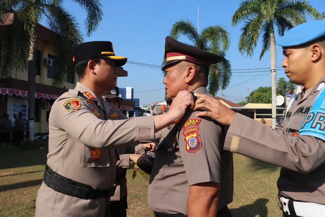 Caption foto: Prosesi pemasangan tanda pangkat Komisaris Polisi (Kompol) Pengabdian kepada Kapolsek Srandakan dalam upacara kenaikan pangkat di halaman Mako Polres Bantul, Selasa (1/9/2026) pagi. Kenaikan pangkat tersebut diberikan sebagai bentuk penghargaan atas dedikasi, loyalitas, dan pengabdian menjelang masa purna bakti.